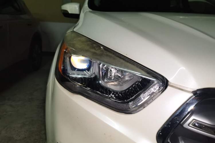 Used Ford Kuga 2017 EcoBoost 180 Two-Wheel-Drive Tiger Leap Model Right Front Headlight