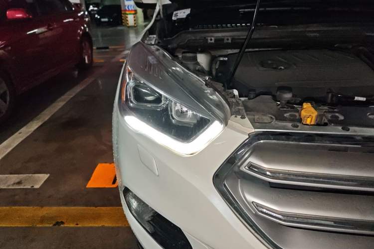 Used Ford Kuga 2017 EcoBoost 180 Two-Wheel-Drive Luxury Wing Edition Right Front Headlight