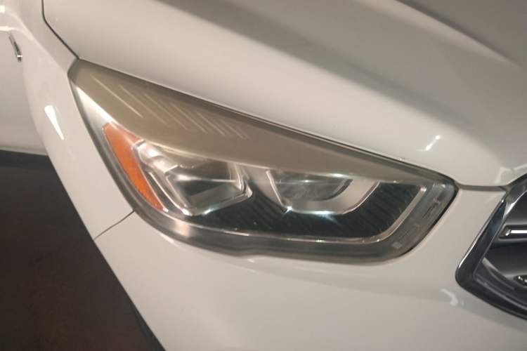 Used Ford Kuga 2017 EcoBoost 180 Two-Wheel-Drive Platinum Edition Right Front Headlight