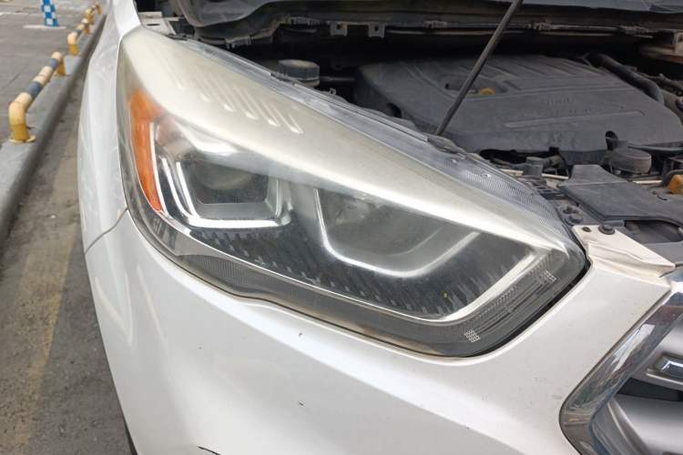 Used Ford Kuga 2017 EcoBoost 180 Two-Wheel-Drive Platinum Edition Right Front Headlight