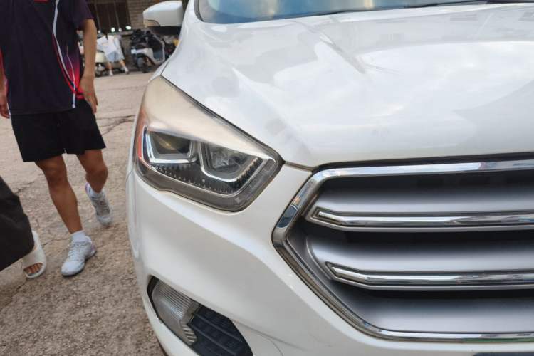 Used Ford Kuga 2017 EcoBoost 180 Two-Wheel-Drive Luxury Wing Edition Right Front Headlight