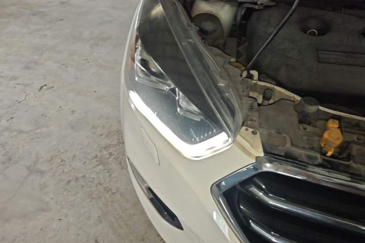Used Ford Kuga 2017 EcoBoost 245 Four-Wheel-Drive Sport Model Right Front Headlight