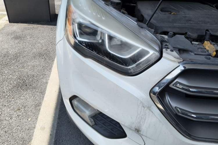 Used Ford Kuga 2017 EcoBoost 180 Two-Wheel-Drive Luxury Wing Edition Right Front Headlight