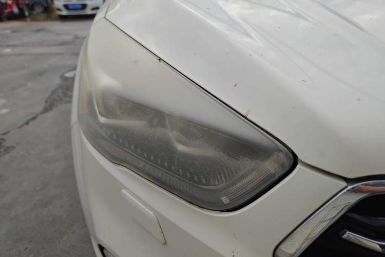 Used Ford Kuga 2017 EcoBoost 245 Four-Wheel-Drive Sport Model Right Front Headlight