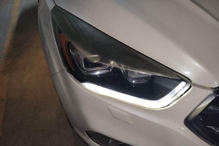 Used Ford Kuga 2017 EcoBoost 245 Four-Wheel-Drive Sport Model Right Front Headlight