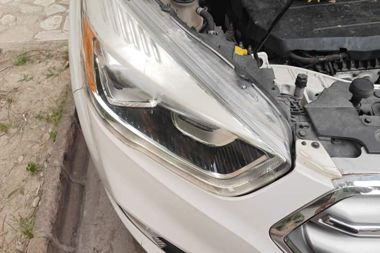 Used Ford Kuga 2017 EcoBoost 180 Two-Wheel-Drive Luxury Wing Edition Right Front Headlight