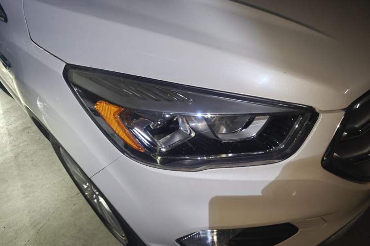 Used Ford Kuga 2017 EcoBoost 180 Two-Wheel-Drive Luxury Wing Edition Right Front Headlight