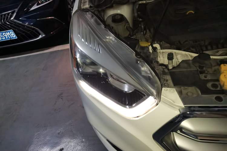 Used Ford Kuga 2017 EcoBoost 180 Four-Wheel Drive Luxury Wing Model Right Front Headlight