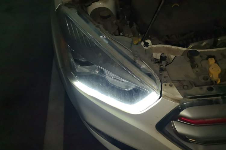 Used Ford Kuga 2017 EcoBoost 180 Two-Wheel-Drive Luxury Wing Edition Right Front Headlight