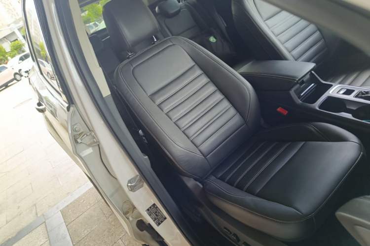 Used Ford Kuga 2017 EcoBoost 180 Two-Wheel-Drive Luxury Wing Edition Right Front Seat