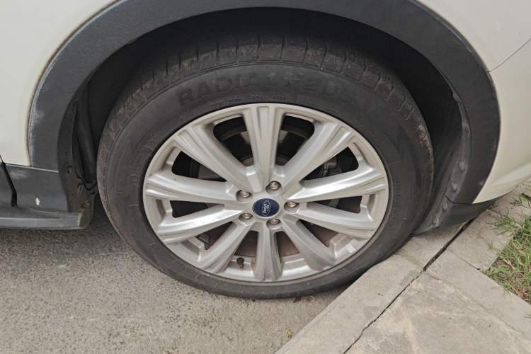 Used Ford Kuga 2017 EcoBoost 180 Two-Wheel-Drive Luxury Wing Edition Right Front Wheel Hub