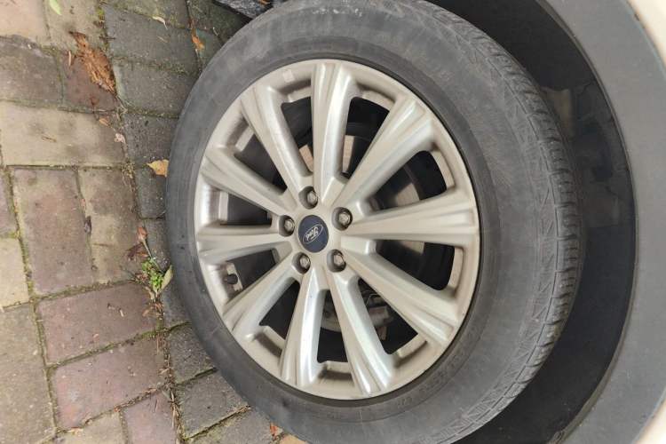 Used Ford Kuga 2017 EcoBoost 180 Two-Wheel-Drive Luxury Wing Edition Right Front Wheel Hub