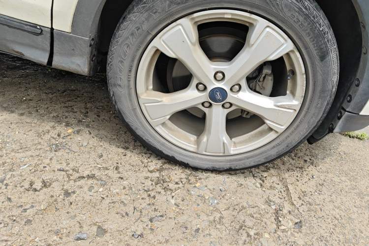 Used Ford Kuga 2017 EcoBoost 180 Two-Wheel-Drive Tiger Leap Model Right Front Wheel Hub