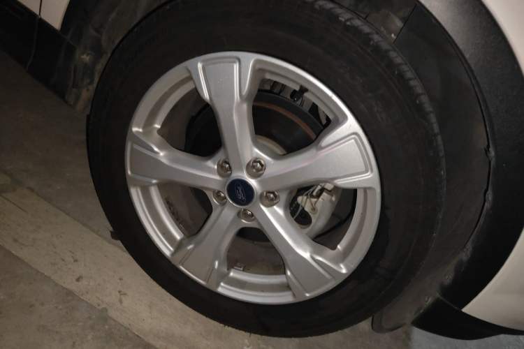 Used Ford Kuga 2017 EcoBoost 180 Two-Wheel-Drive Platinum Edition Right Front Wheel Hub