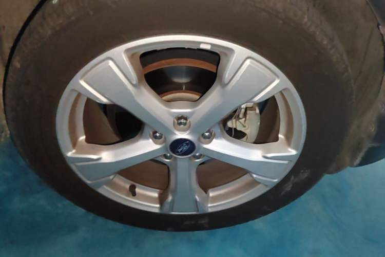 Used Ford Kuga 2017 EcoBoost 180 Two-Wheel-Drive Tiger Leap Model Right Front Wheel Hub