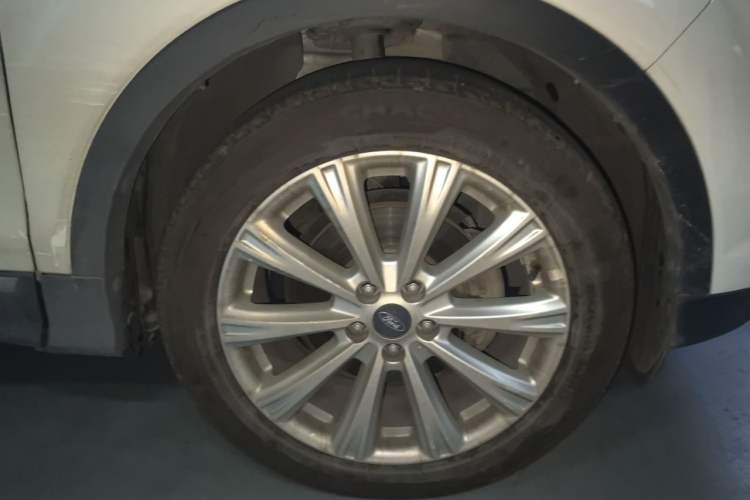 Used Ford Kuga 2017 EcoBoost 180 Two-Wheel-Drive Luxury Wing Edition Right Front Wheel Hub
