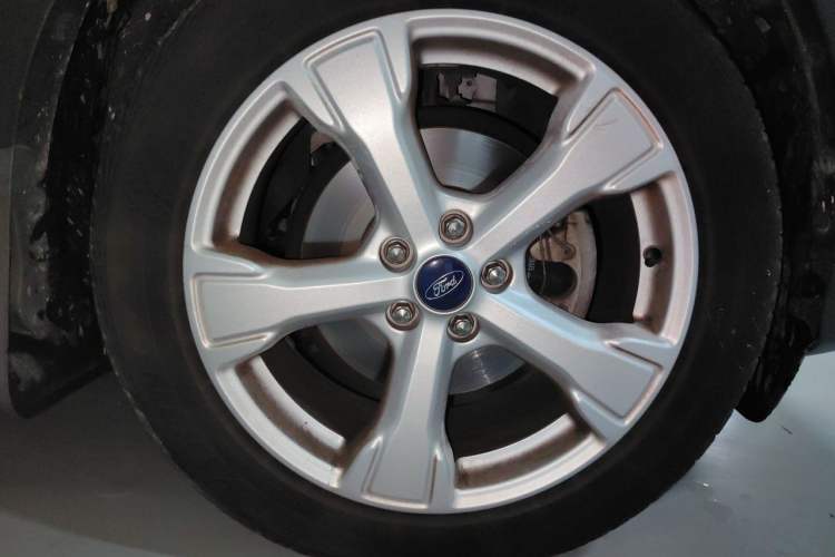 Used Ford Kuga 2017 EcoBoost 180 Two-Wheel-Drive Tiger Leap Model Right Front Wheel Hub