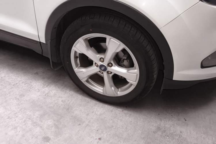 Used Ford Kuga 2017 EcoBoost 180 Two-Wheel-Drive Tiger Leap Model Right Front Wheel Hub