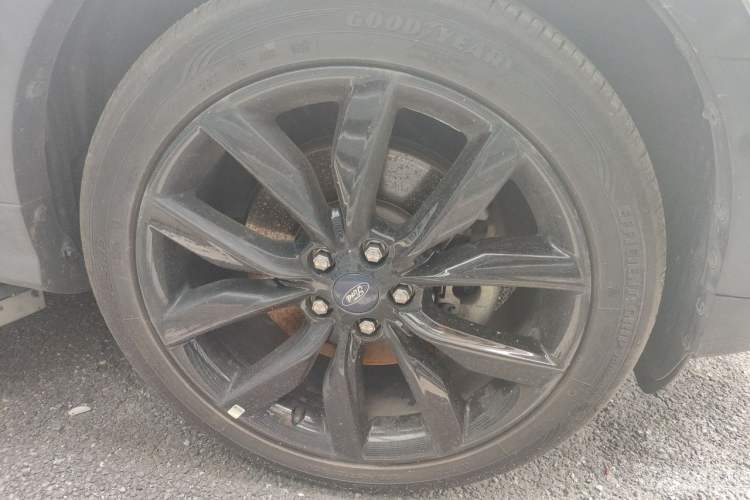 Used Ford Kuga 2017 EcoBoost 245 Four-Wheel-Drive Sport Model Right Front Wheel Hub