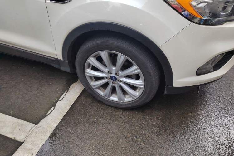 Used Ford Kuga 2017 EcoBoost 180 Two-Wheel-Drive Luxury Wing Edition Right Front Wheel Hub