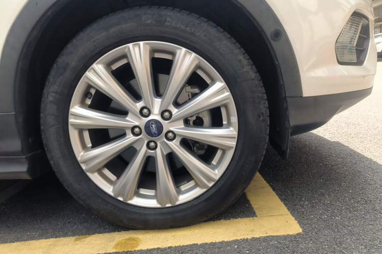 Used Ford Kuga 2017 EcoBoost 245 Four-Wheel Drive Titanium Edition Right Front Wheel Hub