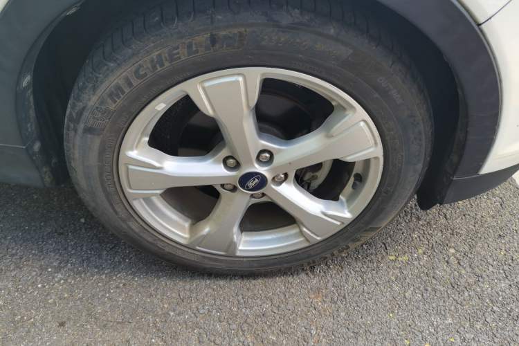 Used Ford Kuga 2017 EcoBoost 180 Two-Wheel-Drive Tiger Leap Model Right Front Wheel Hub