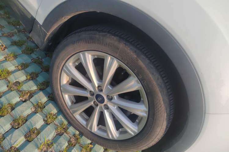 Used Ford Kuga 2017 EcoBoost 180 Two-Wheel-Drive Luxury Wing Edition Right Front Wheel Hub