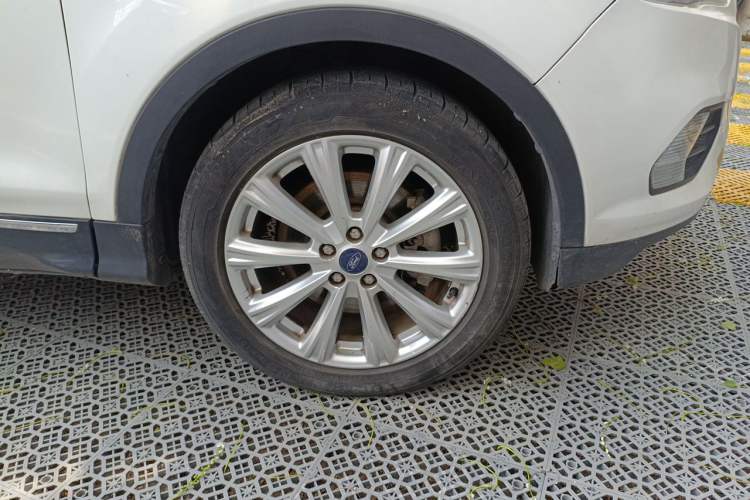Used Ford Kuga 2017 EcoBoost 180 Four-Wheel Drive Luxury Wing Model Right Front Wheel Hub