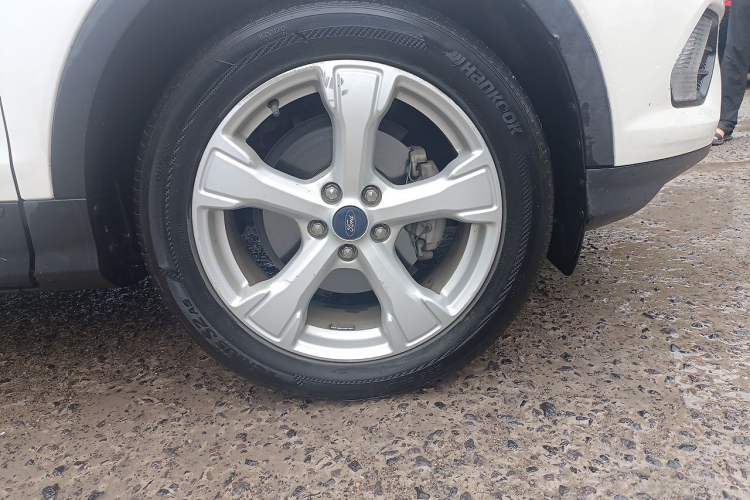 Used Ford Kuga 2017 EcoBoost 180 Two-Wheel-Drive Tiger Leap Model Right Front Wheel Hub