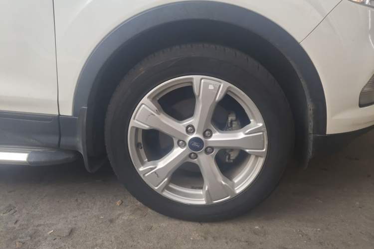 Used Ford Kuga 2017 EcoBoost 180 Two-Wheel-Drive Luxury Wing Edition Right Front Wheel Hub