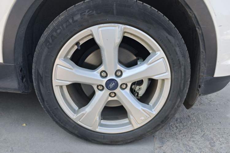 Used Ford Kuga 2017 EcoBoost 180 Two-Wheel-Drive Platinum Edition Right Front Wheel Hub