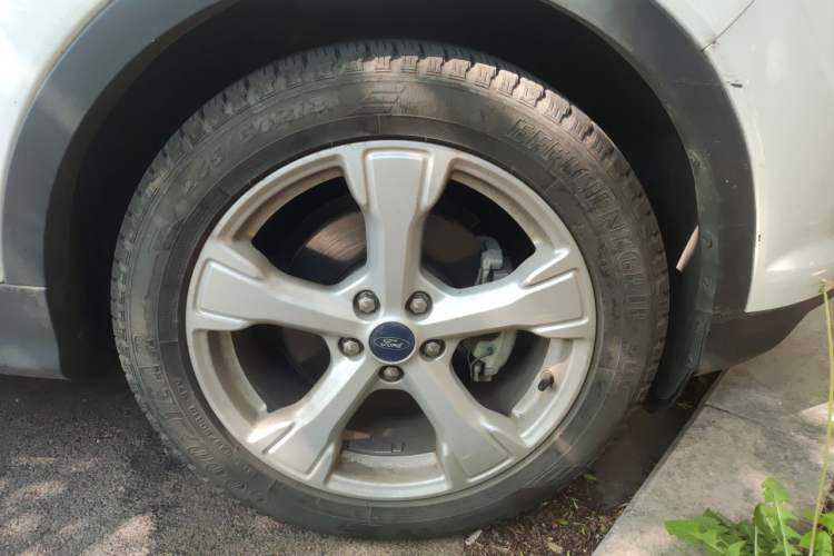 Used Ford Kuga 2017 EcoBoost 180 Two-Wheel-Drive Tiger Leap Model Right Front Wheel Hub