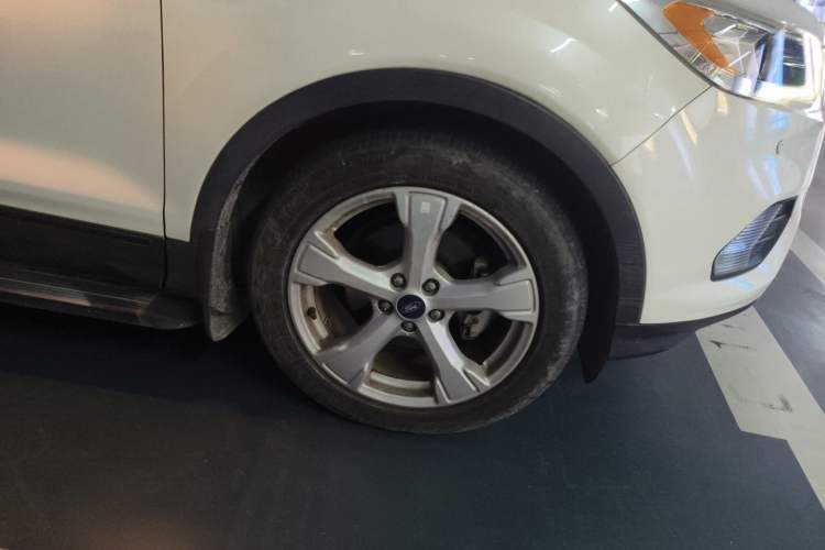 Used Ford Kuga 2017 EcoBoost 180 Two-Wheel-Drive Platinum Edition Right Front Wheel Hub