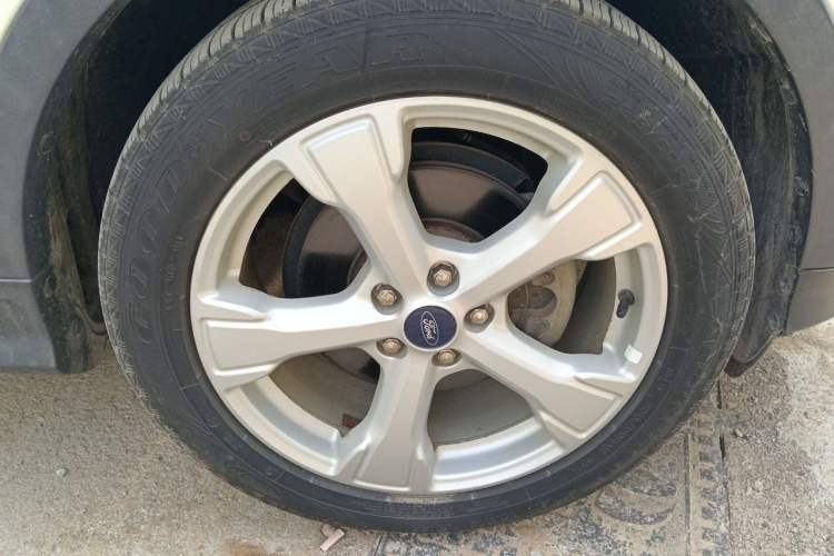 Used Ford Kuga 2017 EcoBoost 180 Two-Wheel-Drive Tiger Leap Model Right Front Wheel Hub