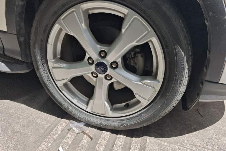 Used Ford Kuga 2017 EcoBoost 180 Two-Wheel-Drive Platinum Edition Right Front Wheel Hub