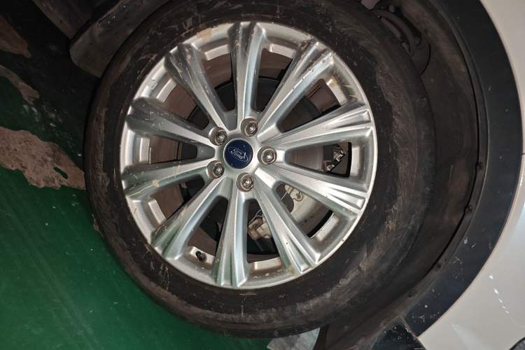 Used Ford Kuga 2017 EcoBoost 180 Two-Wheel-Drive Luxury Wing Edition Right Front Wheel Hub
