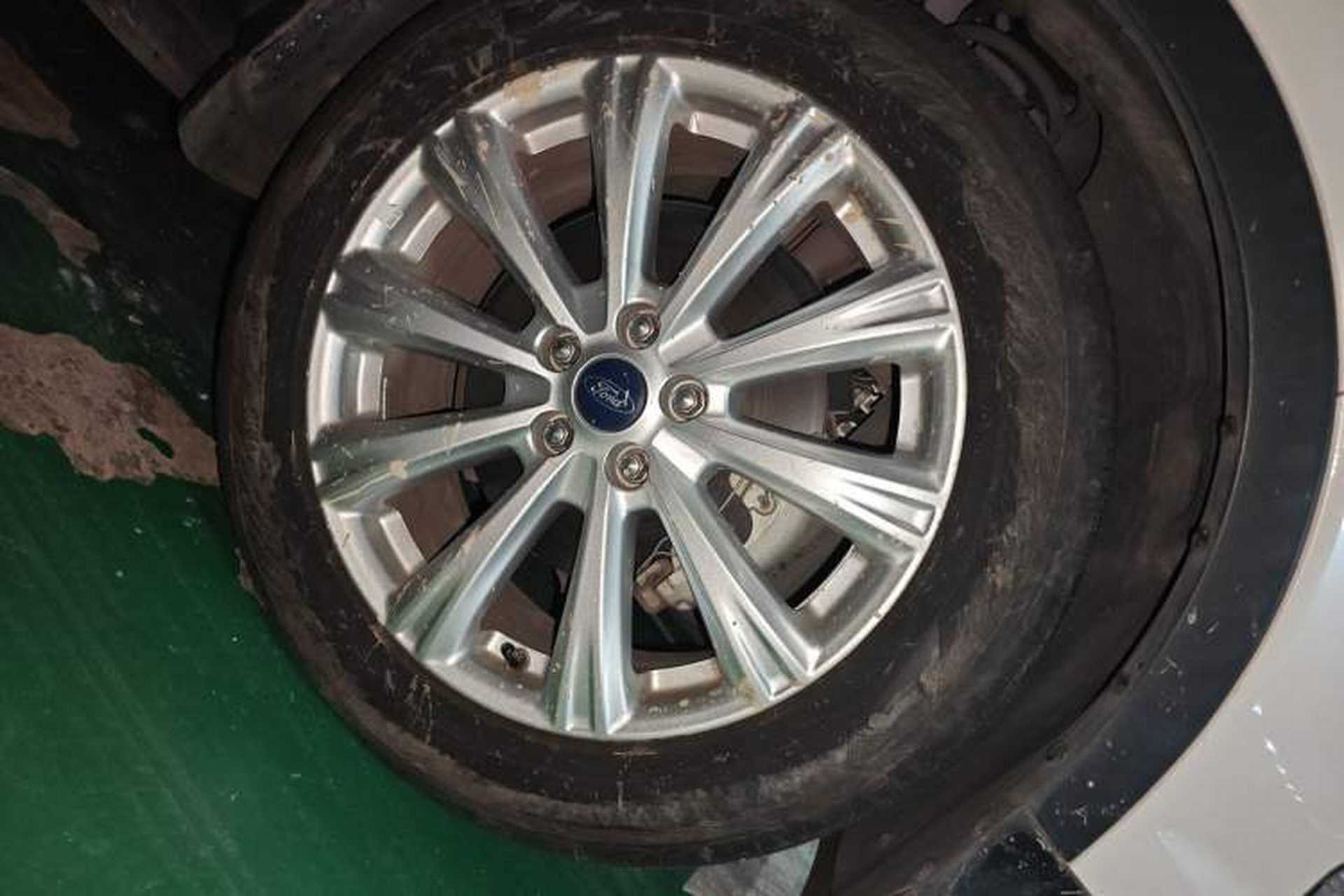 Used Ford Kuga 2017 EcoBoost 180 Two-Wheel-Drive Luxury Wing Edition Right Front Wheel Hub