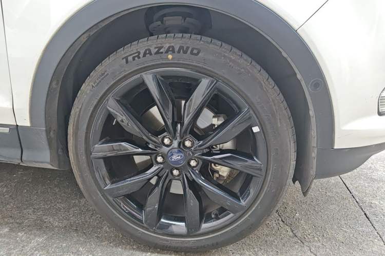 Used Ford Kuga 2017 EcoBoost 245 Four-Wheel-Drive Sport Model Right Front Wheel Hub