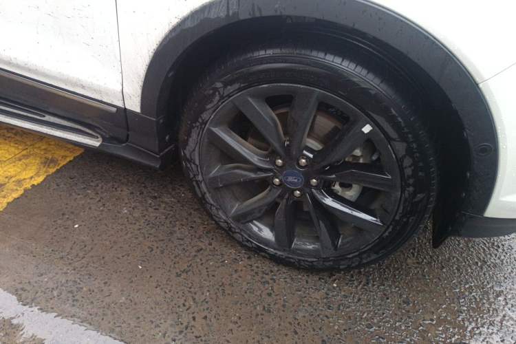 Used Ford Kuga 2017 EcoBoost 245 Four-Wheel-Drive Sport Model Right Front Wheel Hub