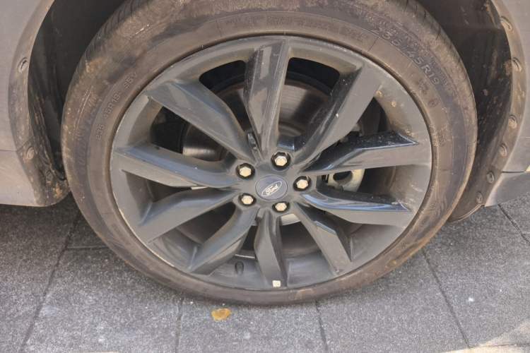 Used Ford Kuga 2017 EcoBoost 245 Four-Wheel-Drive Sport Model Right Front Wheel Hub