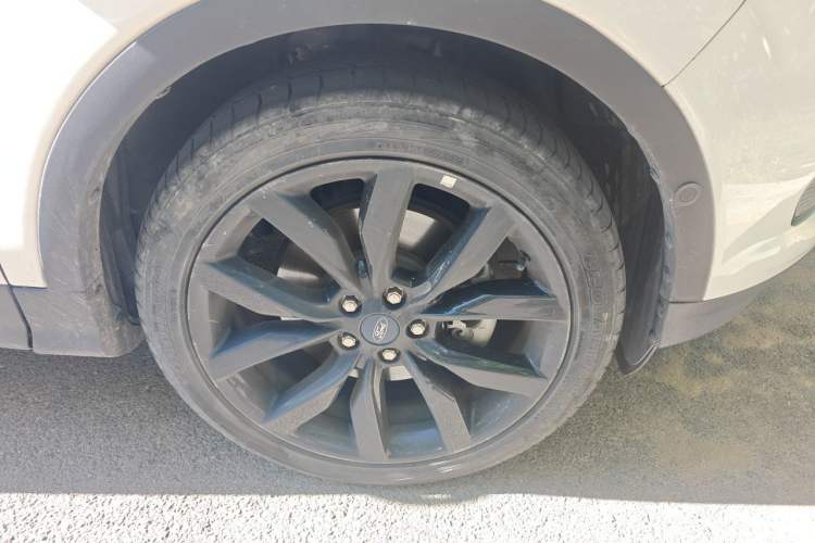 Used Ford Kuga 2017 EcoBoost 245 Four-Wheel-Drive Sport Model Right Front Wheel Hub