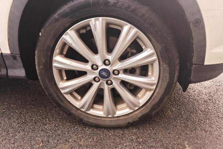Used Ford Kuga 2017 EcoBoost 180 Four-Wheel Drive Titanium Edition Right Front Wheel Hub