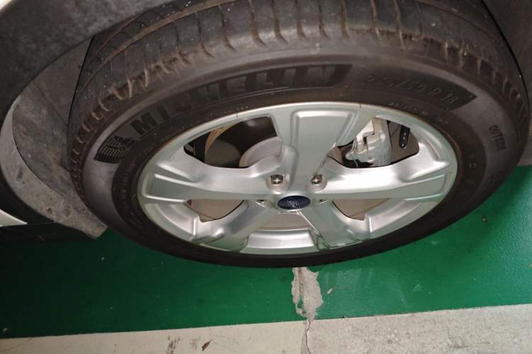 Used Ford Kuga 2017 EcoBoost 180 Two-Wheel-Drive Tiger Leap Model Right Front Wheel Hub
