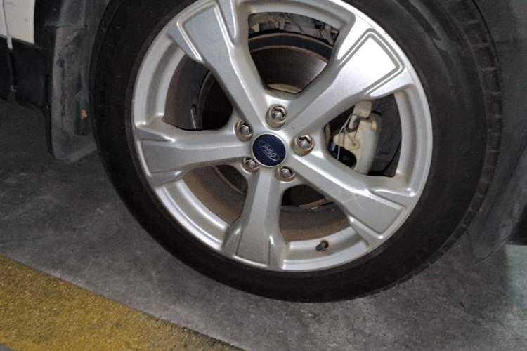 Used Ford Kuga 2017 EcoBoost 180 Two-Wheel-Drive Tiger Leap Model Right Front Wheel Hub