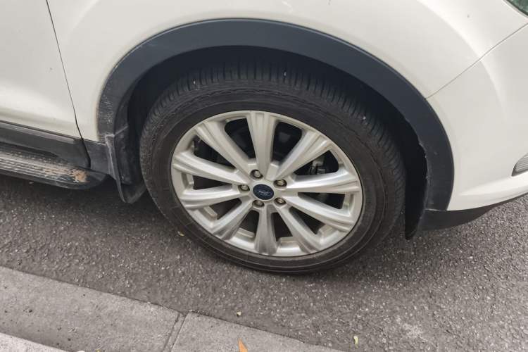 Used Ford Kuga 2017 EcoBoost 180 Two-Wheel-Drive Luxury Wing Edition Right Front Wheel Hub