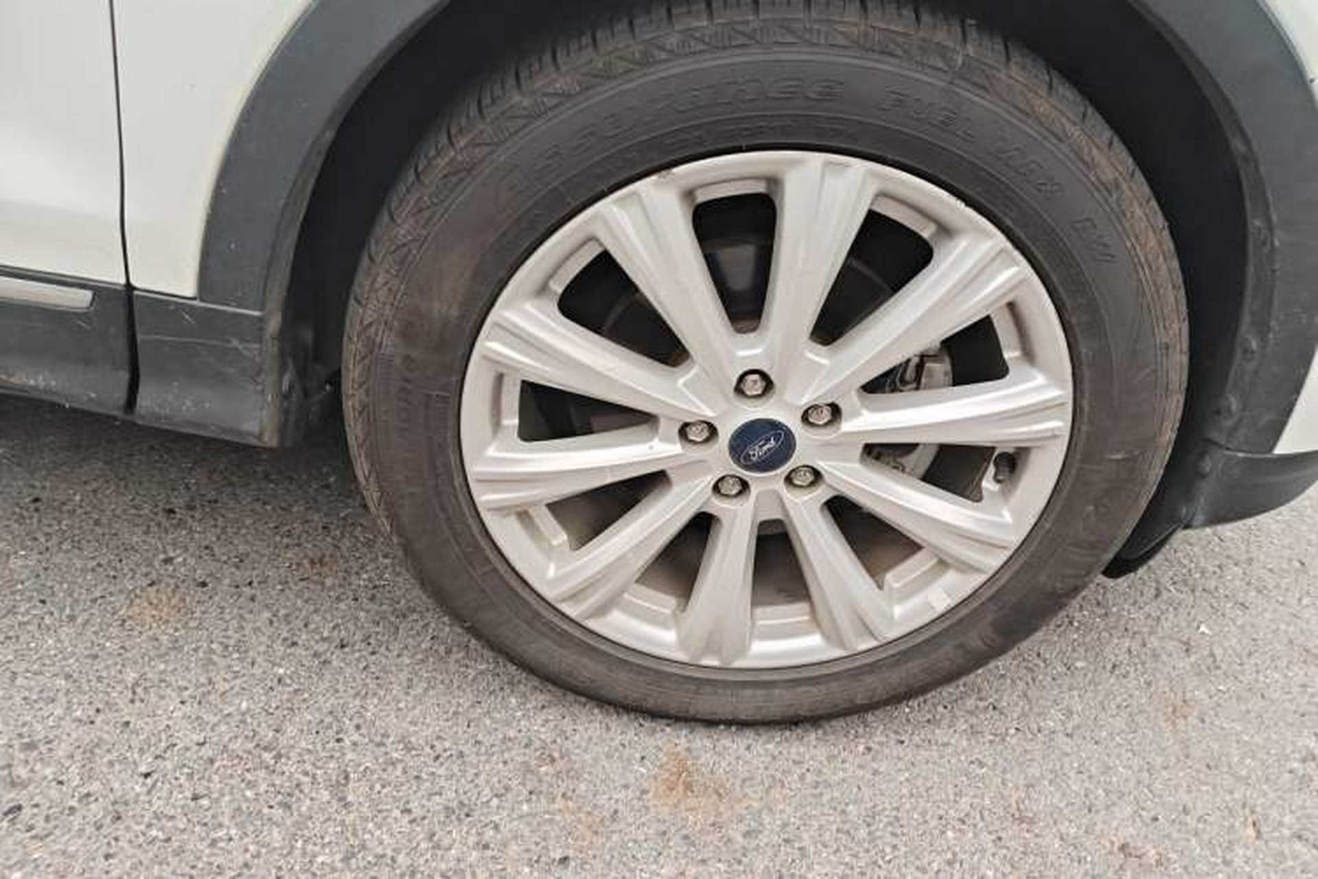 Used Ford Kuga 2017 EcoBoost 180 Two-Wheel-Drive Luxury Wing Edition Right Front Wheel Hub