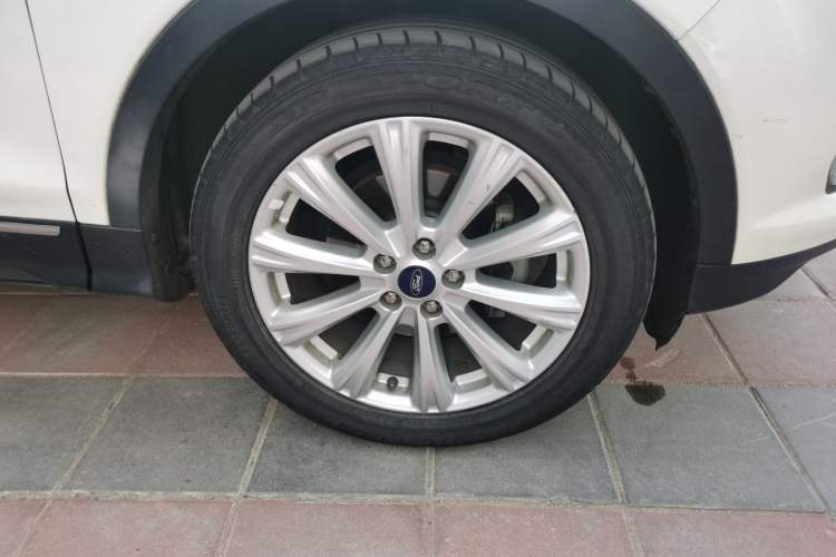 Used Ford Kuga 2017 EcoBoost 180 Two-Wheel-Drive Luxury Wing Edition Right Front Wheel Hub