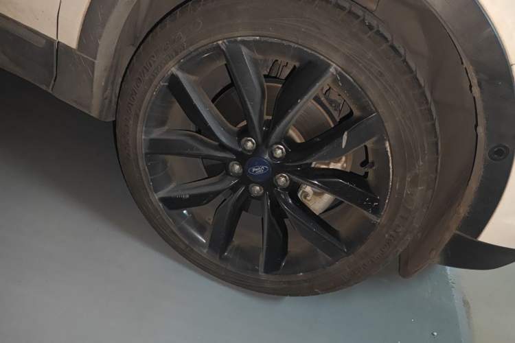 Used Ford Kuga 2017 EcoBoost 245 Four-Wheel-Drive Sport Model Right Front Wheel Hub