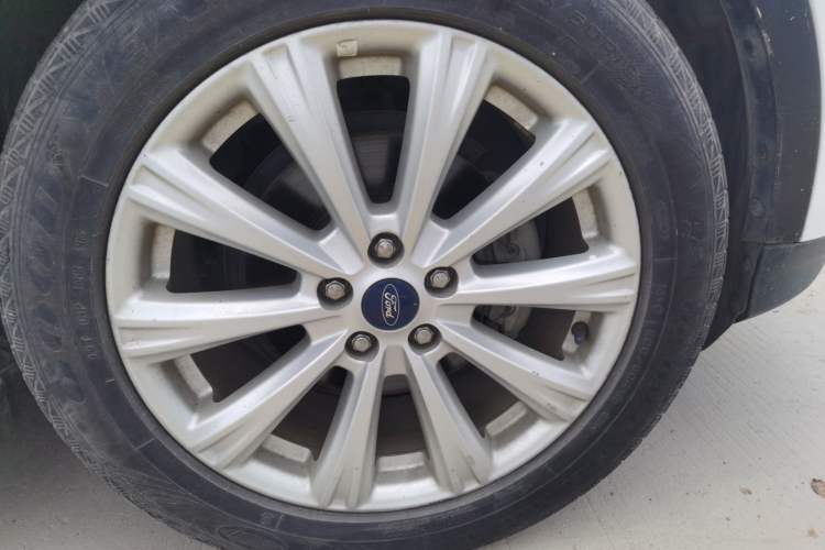 Used Ford Kuga 2017 EcoBoost 180 Two-Wheel-Drive Luxury Wing Edition Right Front Wheel Hub