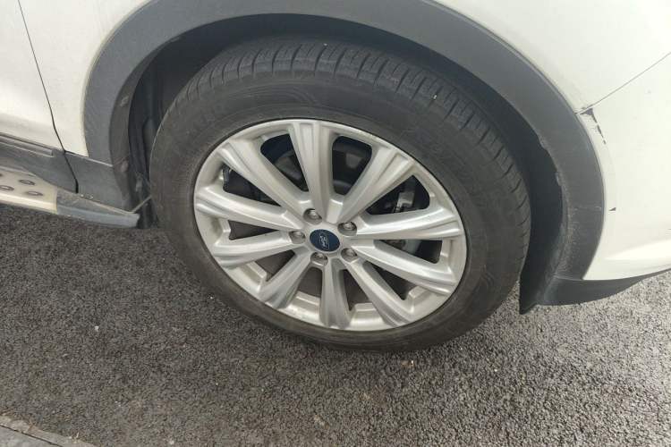 Used Ford Kuga 2017 EcoBoost 180 Two-Wheel-Drive Luxury Wing Edition Right Front Wheel Hub